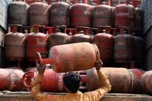 महंगाई की मार: LPG सिलेंडर के दामों में 100 रुपये से अधिक का इजाफा, जानें कहां कितनी हैं कीमतें