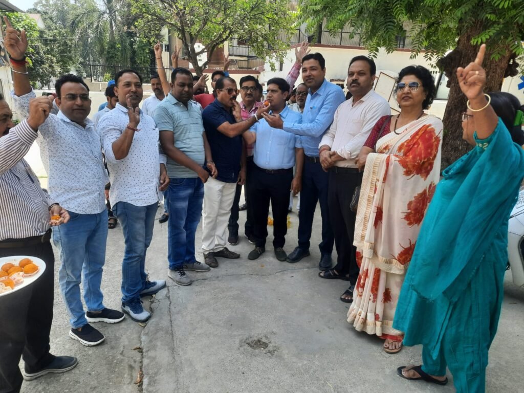 CM धामी की जीत पर कार्यकर्ताओं में खुशी की लहर, बांटी मिठाई