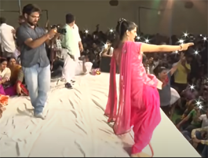 Sapna Choudhary Dance : 'बंदूक मार गई' पर सपना चौधरी ने किया स्टेज तोड़ डांस, फैंस हुए मदमस्त