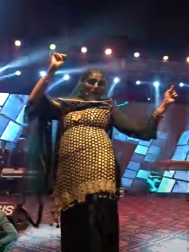 Sapna Choudhary Dance: चमकीली रोशनी के बीच सपना चौधरी