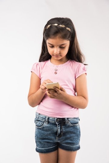 सावधान! बच्चों के दिमाग को खोखला कर रहा मोबाइल, जानें कैसे बदलता है व्यवहार