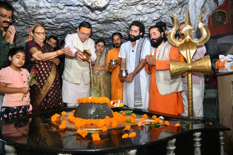 CM धामी ने टपकेश्वर महादेव मंदिर में जलाभिषेक कर भगवान शिव से प्रदेशवासियों की सुख-समृद्धि की कामना की