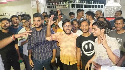 Gorakhpur University : छात्रों का फूटा गुस्सा, कुलपति आवास का घेराव कर किए प्रदर्शन