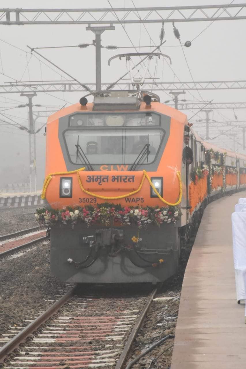 Amrit Bharat Train Grand Welcome in Gorakhpur - अमृत भारत ट्रेन का गोरखपुर में हुआ भव्य स्वागत
