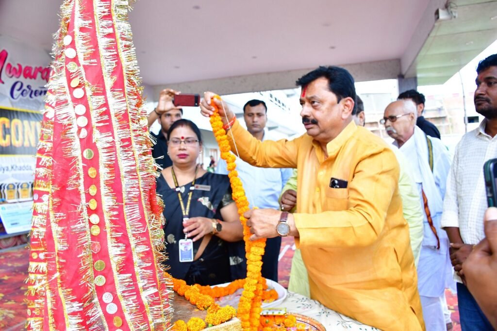 Kushinagar News - RPIC Convent School में पुरस्कार वितरण समारोह का हुआ आयोजन
