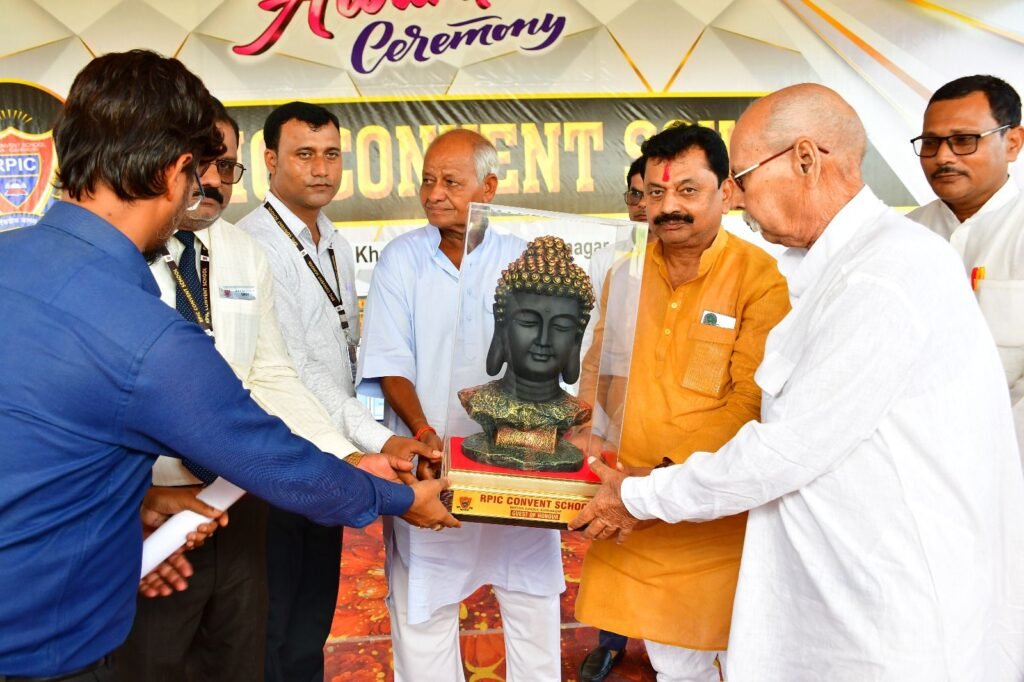 Kushinagar News - RPIC Convent School में पुरस्कार वितरण समारोह का हुआ आयोजन