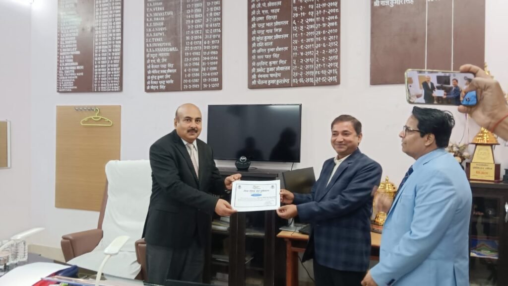 Gorakhpur - जिला विधिक सेवा प्राधिकरण ने सेण्ट ऐण्ड्रयूज कॉलेज विधिक सहायता केंद्र के समन्वयक प्रोफेसर मो0 तनवीर आलम को किया सम्मानित