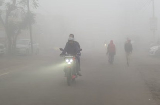 UP Weather - UP में हवा का रुख बदला, बढ़ेगी गलन : घने कोहरे ने बढ़ाई मुसीबत, गोरखपुर, कुशीनगर, महाराजगंज सहित दस जिलों में घने कोहरे का ऑरेंज अलर्ट जारी