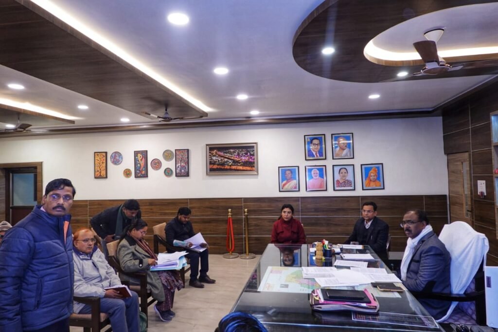 Maharajganj News - DM संतोष कुमार शर्मा की अध्यक्षता में सम्पन्न हुई नगरपालिका परिषद सिसवा की बैठक, DM ने की कार्ययोजना की समीक्षा