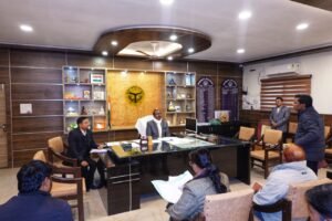 Maharajganj News - DM संतोष कुमार शर्मा की अध्यक्षता में सम्पन्न हुई नगरपालिका परिषद सिसवा की बैठक, DM ने की कार्ययोजना की समीक्षा