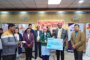 Maharajganj News : बेटियों की सफलता को मिला मान - DM ने हाईस्कूल व इंटरमीडिएट की टॉपर छात्राओं को डेमो चेक पुरस्कार देकर किया सम्मानित