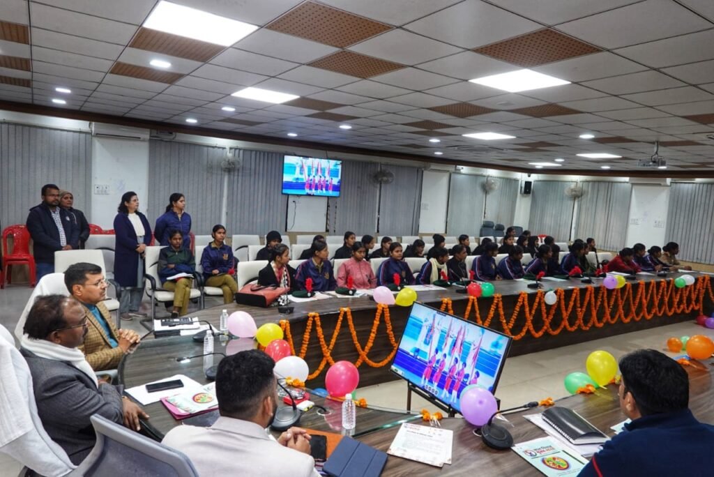 Maharajganj News : बेटियों की सफलता को मिला मान - DM ने हाईस्कूल व इंटरमीडिएट की टॉपर छात्राओं को डेमो चेक पुरस्कार देकर किया सम्मानित