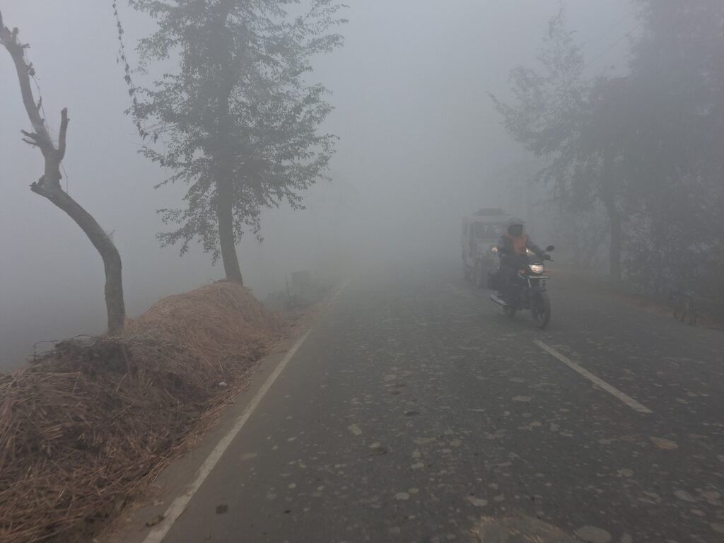 UP Weather - UP में हवा का रुख बदला, बढ़ेगी गलन : घने कोहरे ने बढ़ाई मुसीबत, गोरखपुर, कुशीनगर, महाराजगंज सहित दस जिलों में घने कोहरे का ऑरेंज अलर्ट जारी