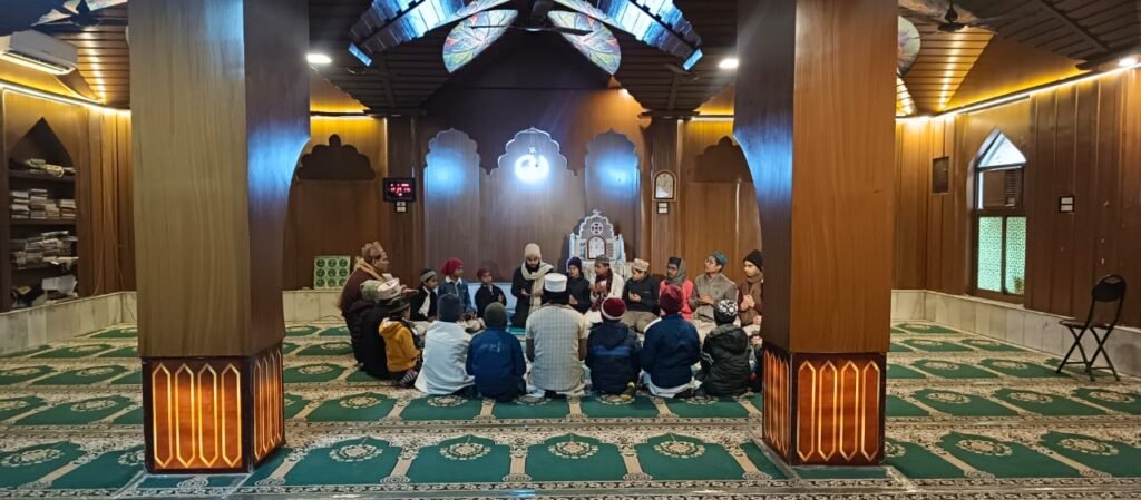 Gorakhpur News - बच्चों को सिखाया गया दरगाह व कब्रिस्तान में हाजिर होने का सही तरीका