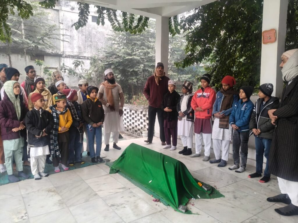 Gorakhpur News - बच्चों को सिखाया गया दरगाह व कब्रिस्तान में हाजिर होने का सही तरीका