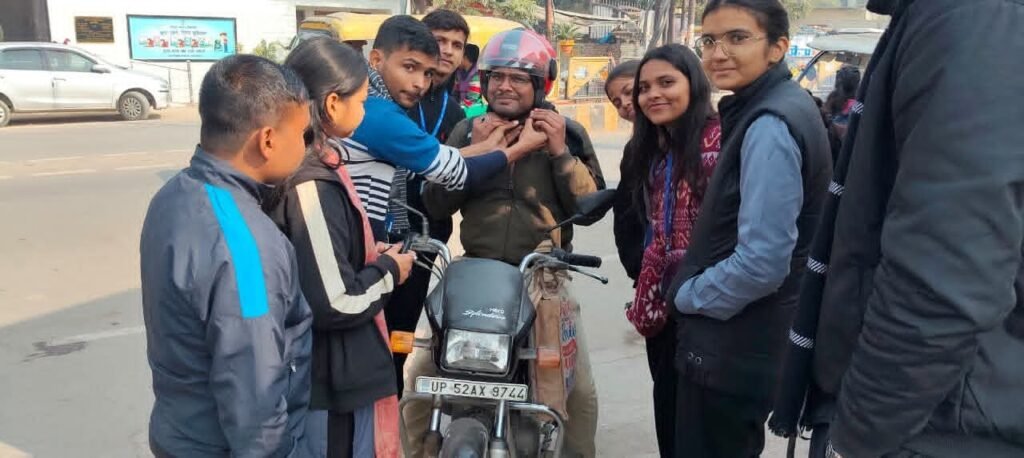 Road Safety Awareness Campaign - कॉलेज में प्रवेश करने वाले शिक्षकों, विद्यार्थियों एवं अभिभावकों को किया गया जागरूक