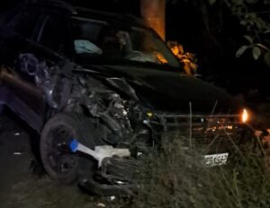 कार के उड़े परखच्चे: सिसवा-खड्डा मार्ग पर टला बड़ा हादसा, एयरबैग ने बचाई जान