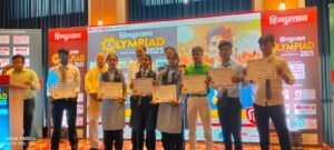 मेहनत का चमका सितारा: S.S. छात्र-छात्राओं के मेधावी छात्र-छात्राओं को किया गया सम्मानित