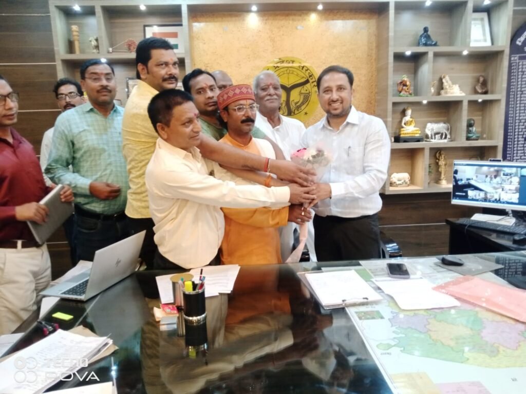 Maharajganj News- नेशनल मानवाधिकार कमेटी के पदाधिकारियों ने नवागत जिलाधिकारी से की मुलाकात